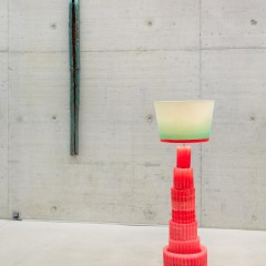 Ibu and lamp5, ceramic, wax, metal and light, 200 x 200 x 150 cm, 2016 Installation view „Kumsitz“, KIT, Kunsthalle Düsseldorf